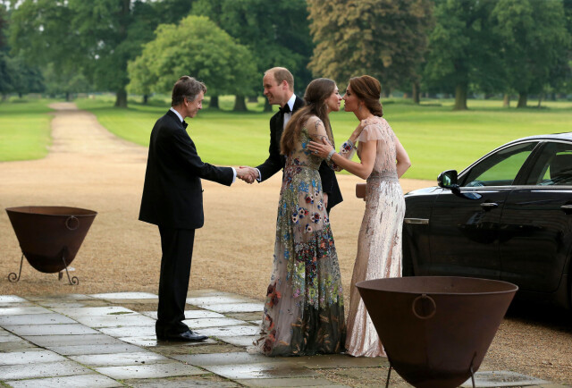 I GODT HUMØR: Prins William og hertuginne Kate hilste hjertelig på venneparet marki David Cholmondeley og hans kone Rose da de ankom gallaen på Houghton Hall. Foto: Splash News I GODT HUMØR: Prins William og hertuginne Kate hilste hjertelig på venneparet marki David Cholmondeley og hans kone Rose da de ankom gallaen på Houghton Hall. Foto: Splash News